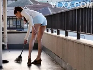 Cô gái ngực đẹp vừa tròn 18 tuổi và đã bị quan hệ và xuất tinh
