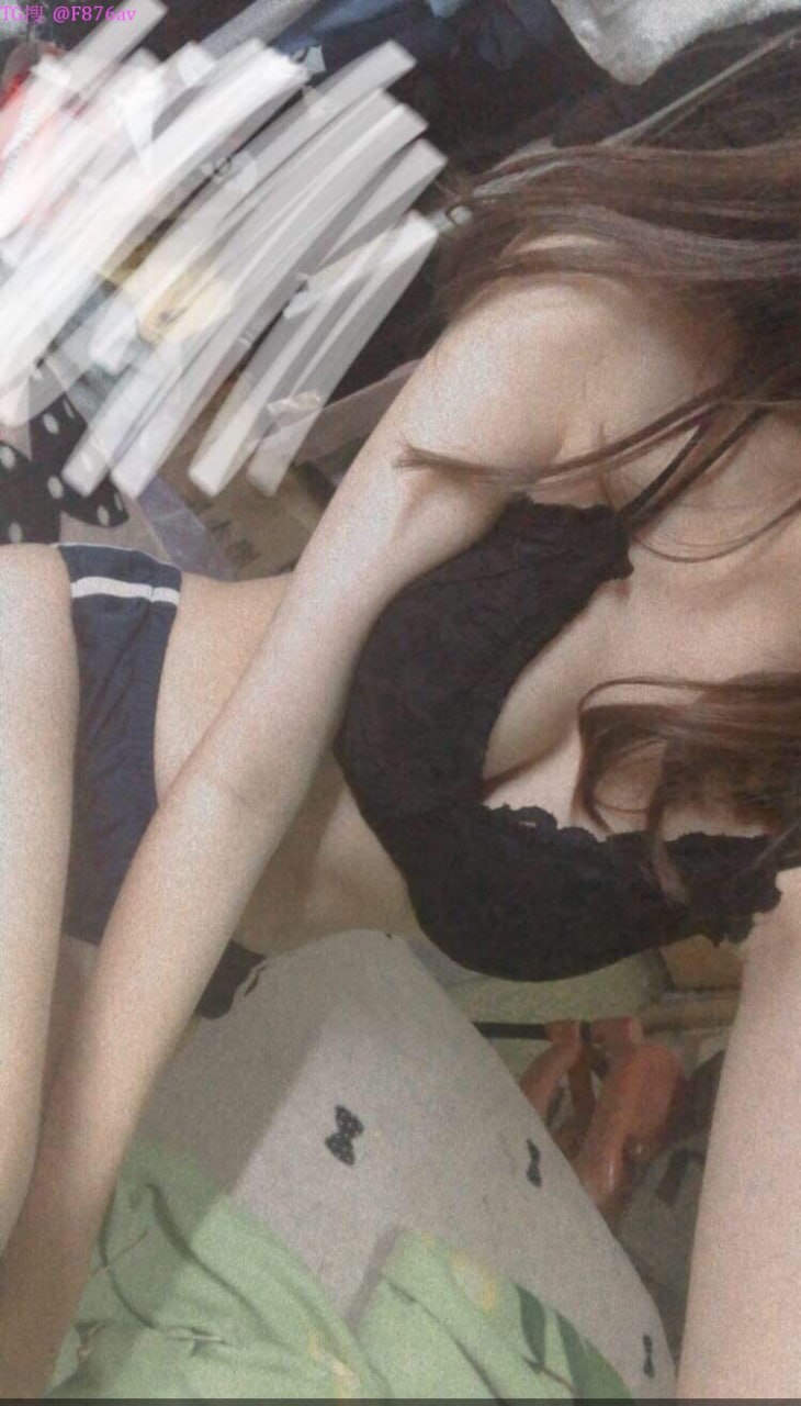 Nô lệ bị cắm sừng nhìn bạn gái gợi cảm của mình bị xuất tinh vào âm đạo mà không cần bao cao su bởi một người lạ