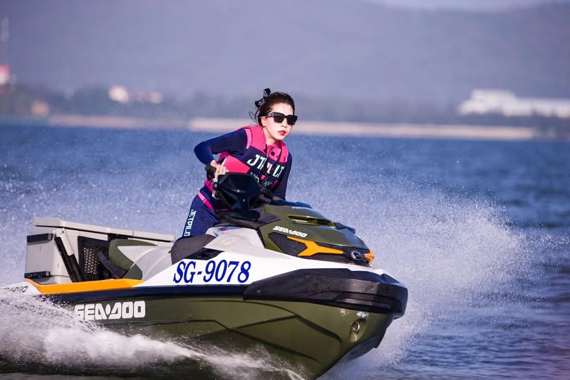 Lén loạn luân cùng chị dâu bím không lông